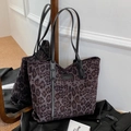 Elegante borsa tote leopardata di grande capacità con spalline in pelle nera - Leopardo viola