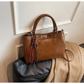 Vintage bruine leren handtas met gevlochten bedeltje en verstelbare schouderband - Bruin met hanger
