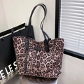 Grande borsa tote leopardata con cinturini in pelle nera e logo del marchio - Leopardo Caffè