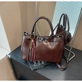 Klassieke donkerbruine glanzende tote tas met metalen draaisluiting en vintage hanger - Koffie met Hanger