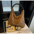 Detailansicht der Leopard-Print Shopper-Tasche mit schwarzen Ledergriffen und Metallkette - Braun