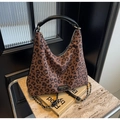 Detail der Leopard-Tasche mit goldener Kette und schwarzem Ledergriff für Damen - Kaffeebraun