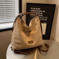 Grande borsa hobo in camoscio beige con cinturini in pelle marrone e dettaglio moda - Cachi