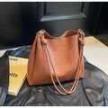 Dettaglio borsa tote vintage in pelle marrone con anelli dorati e tracolla con nodi - Marrone