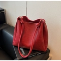 Dettaglio della borsa tote rosso scuro con trama in pelle increspata e lacci annodati - Borgogna