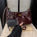 Retro Schultertasche in tiefem Burgunderrot aus Kunstleder mit Metallschnalle - Ancorra Rot