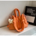 Detalle de bolso acolchado naranja con cordón rosa y colgante de peluche blanco suave - Naranja con colgante