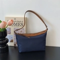 Donkerblauwe schoudertas met bruine lederen handvatten en zilveren rits - Blauw