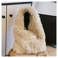 Detalle de bolso de hombro de felpa beige con un bolsillo frontal de cremallera de cuero sintético - Blanco Roto
