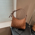 Borsa sottobraccio plissettata caramello con fiocco e finitura trapuntata a onde - Marrone