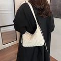Elegante borsa a tracolla plissettata bianco crema con fiocco e cinturino sottile su modella - Bianco Sporco