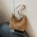Borsa a secchiello plissettata marrone con catena argento e tracolla regolabile - Cachi