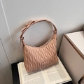 Borsa sottobraccio plissettata rosa nudo con tracolla a fiocco e trama a nuvola - Rosa