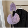 Détail du sac croissant en fausse fourrure violette avec chaîne perlée en métal - Violet