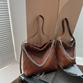 Borsa a secchiello plissettata marrone scuro con catena argento e stile vintage - Marrone