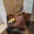 Borsa tote retrò in pelle marrone scuro con un simpatico ciondolo a forma di tartaruga verde - Marrone con ciondolo