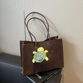 Borsa tote retrò in pelle marrone scuro con simpatico portachiavi a forma di tartaruga - Caffè con Ciondolo