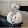 Sac croissant en fausse fourrure blanche avec chaîne argentée et poignée souple - Blanc Cassé