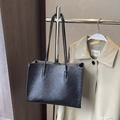 Borsa tote grande nera in ecopelle stropicciata appesa a un supporto in argento - Nero senza Ciondolo