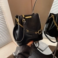 Schwarze Bucket-Schultertasche mit goldener Kette und glattem Kunstleder-Finish - Schwarz