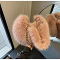 Sac à main rose en peluche duveteuse avec chaîne à billes argentée et poignée souple - Rose