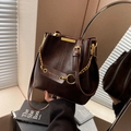 Retro dunkelbraune glänzende Beuteltasche mit goldener Kette und Metallverschluss - Braun