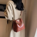 Braune Lederbeuteltasche im Retro-Stil mit glänzendem Finish und goldener Kette - Braun