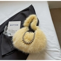 Sac à main en peluche jaune clair avec chaîne à billes sur un blazer gris - Jaune