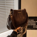 Borsa a secchiello in pelle marrone scuro con finiture dorate e tracolla intrecciata - Marrone