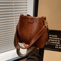 Borsa a secchiello in ecopelle marrone con tracolla larga etnica e manico raffinato - Marrone
