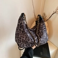 Schicke graue Handtasche mit Leopardenmuster, schwarzem Lederbesatz und Goldkette - Schwarz Groß