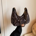 Damen Hobo-Tasche mit Leopardenmuster, graues Design und goldener Metallkettenriemen - Schwarz Klein