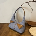 Sac à bandoulière vintage en denim avec détails en cuir marron et boutons - Bleu clair
