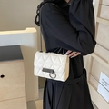 Weiße Stepptasche aus Lackleder mit Kettenriemen und rundem Metallverschluss für Damen - Weiß Groß