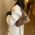 Sac sous le bras en toile marron avec détails en cuir et boutons décoratifs - Marron