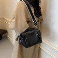 Elegante borsa a cuscino nera con ampia tracolla a righe per un look moderno da donna - Nero