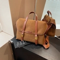 Mochila retro de ante marrón con asas de cuero oscuro y hebillas metálicas doradas - Marrón
