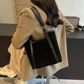 Minimalistische schwarze Wildleder-Einkaufstasche mit Lederbesatz und goldener Schnalle - Schwarz