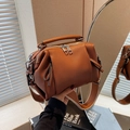 Borsa a bauletto in pelle litchi marrone con tracolla larga e doppia zip - Marrone