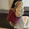 Retro burgunderrote Tragetasche für Damen aus Wildleder mit glattem Lederriemen - Ancorra Rot