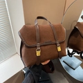 Mochila de ante marrón con asas vintage y hebillas metálicas doradas cuadradas - Marrón