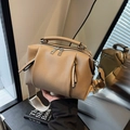 Borsa kaki in pelle martellata con ampia tracolla in tessuto e dettagli argento - Cachi