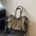 Grand sac cabas à imprimé léopard avec bordure en cuir marron et bandoulière - Marron
