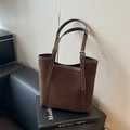 Vintage-Tragetasche in Dunkelbraun aus mattem Wildleder mit verstellbarer Goldschnalle - Kaffeebraun