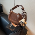 Braune Satteltasche aus Leder mit geflochtenem Griff und Plüschtier für Herbst Winter - Braun