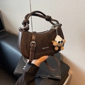 Dunkelbraune Retro-Satteltasche aus mattem Leder mit niedlichem Plüsch-Anhänger - Kaffeebraun