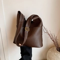 Sac hobo marron foncé minimaliste avec finition en cuir mat et boucle dorée chic - Marron