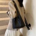 Sac seau noir rétro en cuir PU mat avec large bandoulière et boucle dorée - Noir