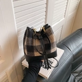 Μοντέρνα τσάντα bucket από tweed με καρό σχέδιο, δερμάτινο λουράκι και χρυσά στοιχεία - Μαύρο