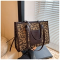 Detail der Leopard-Tragetasche mit Ledertasche und Branding in ästhetischer Umgebung - Leoparden-Stil (Zelindalar) / Leopard Kaffee